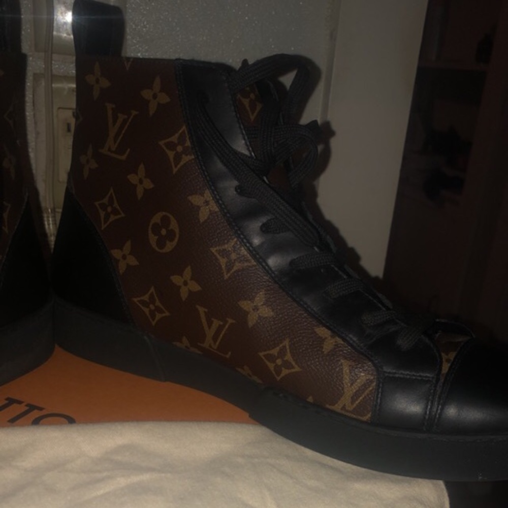 Men’s Vuitton boots size 9